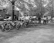 850502 Afbeelding van de bromfietsmarkt, onderdeel van de automarkt, op het Veemarktplein te Utrecht.